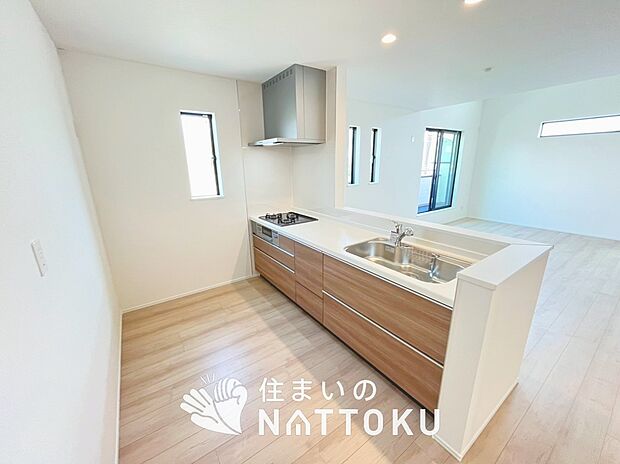 現地写真(キッチン)
収納たっぷりのシステムキッチン、浄水器付水栓を標準装備しています。