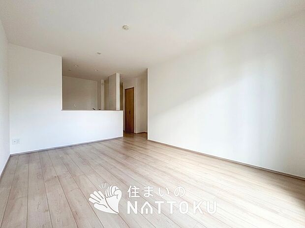 現地写真(リビング)
フローリング材には、木目、色調など木材特有の風合いがあり、ナチュラルな美しさになっています。