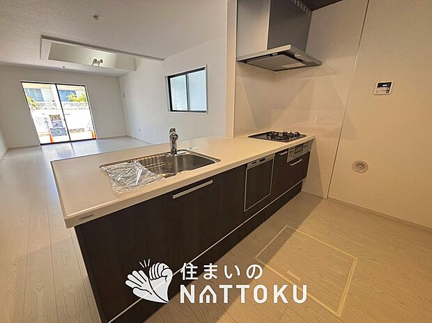 現地写真(キッチン)
収納たっぷりのシステムキッチン、浄水器付水栓を標準装備しています。