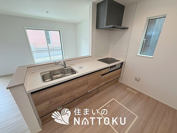 現地写真(キッチン)
収納たっぷりのシステムキッチン、浄水器付水栓を標準装備しています。
