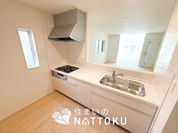 現地写真(キッチン)
収納たっぷりのシステムキッチン、浄水器付水栓を標準装備しています。