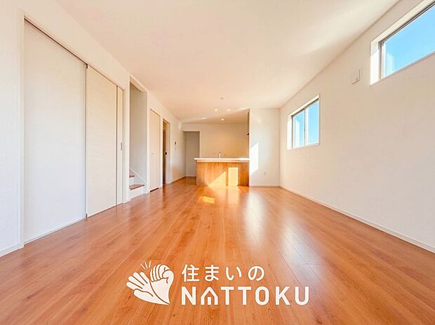 現地写真(リビング)
フローリング材には、木目、色調など木材特有の風合いがあり、ナチュラルな美しさになっています。