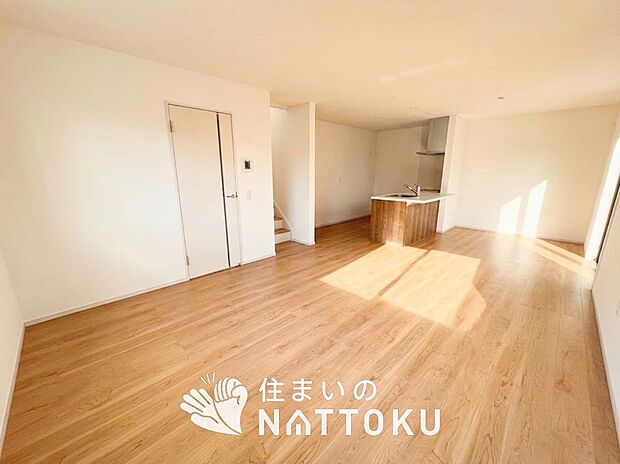 現地写真(リビング)
フローリング材には、木目、色調など木材特有の風合いがあり、ナチュラルな美しさになっています。