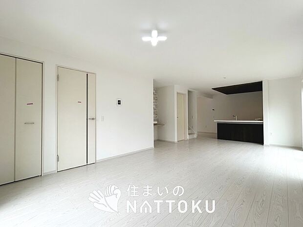 現地写真（リビング）
フローリング材には、木目、色調など木材特有の風合いがあり、ナチュラルな美しさになっています。
