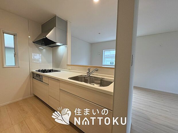 現地写真(キッチン)
収納たっぷりのシステムキッチン、浄水器付水栓を標準装備しています。