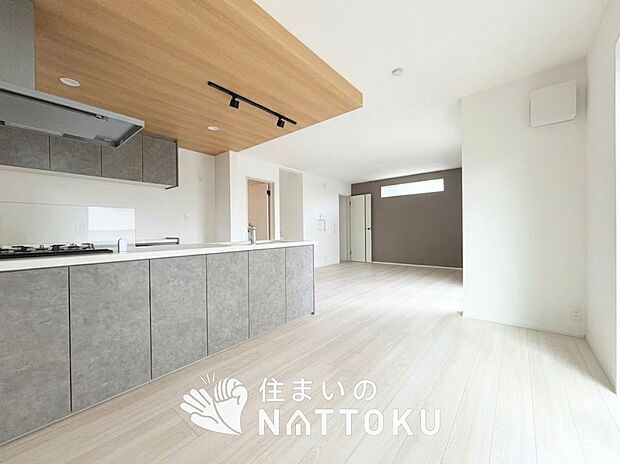 現地写真（リビング）
フローリング材には、木目、色調など木材特有の風合いがあり、ナチュラルな美しさになっています。
