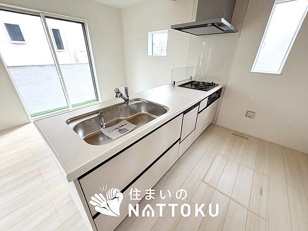 現地写真（キッチン）
収納たっぷりのシステムキッチン、浄水器付水栓を標準装備しています。

