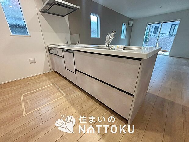 現地写真（キッチン）
収納たっぷりのシステムキッチン、浄水器付水栓を標準装備しています。
