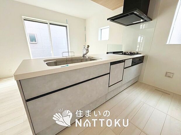 現地写真(キッチン)
収納たっぷりのシステムキッチン、浄水器付水栓を標準装備しています。