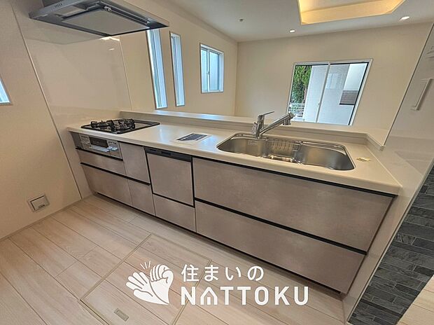 現地写真(キッチン)
収納たっぷりのシステムキッチン、浄水器付水栓を標準装備しています。