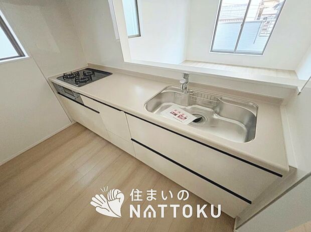 現地写真（キッチン）
収納たっぷりのシステムキッチン、浄水器付水栓を標準装備しています。
