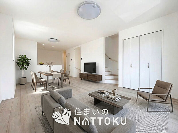 現地写真(リビング)
フローリング材には、木目、色調など木材特有の風合いがあり、ナチュラルな美しさになっています。