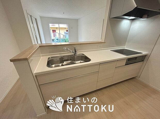 現地写真(キッチン)
収納たっぷりのシステムキッチン、浄水器付水栓を標準装備しています。