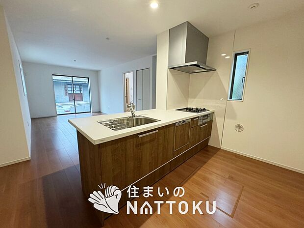 現地写真(キッチン)
収納たっぷりのシステムキッチン、浄水器付水栓を標準装備しています。