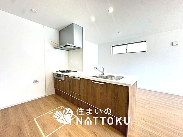 現地写真（キッチン）
収納たっぷりのシステムキッチン、浄水器付水栓を標準装備しています。
