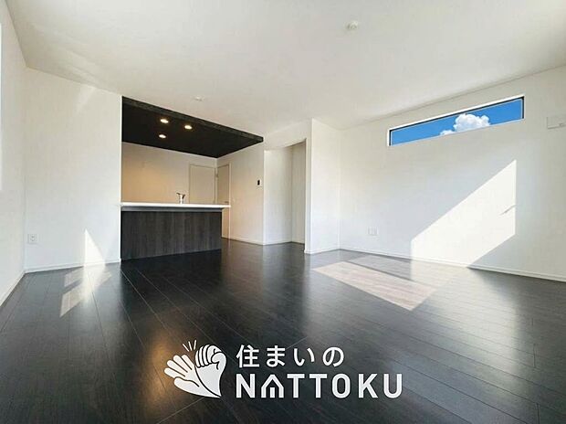 現地写真(リビング)
フローリング材には、木目、色調など木材特有の風合いがあり、ナチュラルな美しさになっています。
