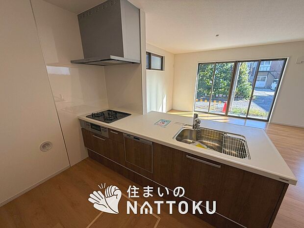 現地写真（キッチン）
収納たっぷりのシステムキッチン、浄水器付水栓を標準装備しています。
