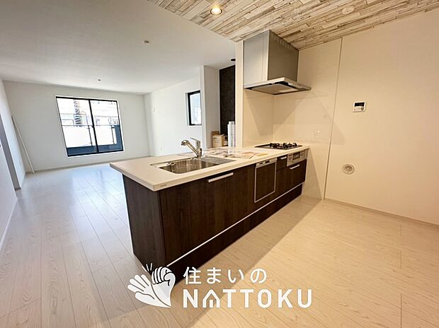 現地写真(キッチン)
収納たっぷりのシステムキッチン、浄水器付水栓を標準装備しています。