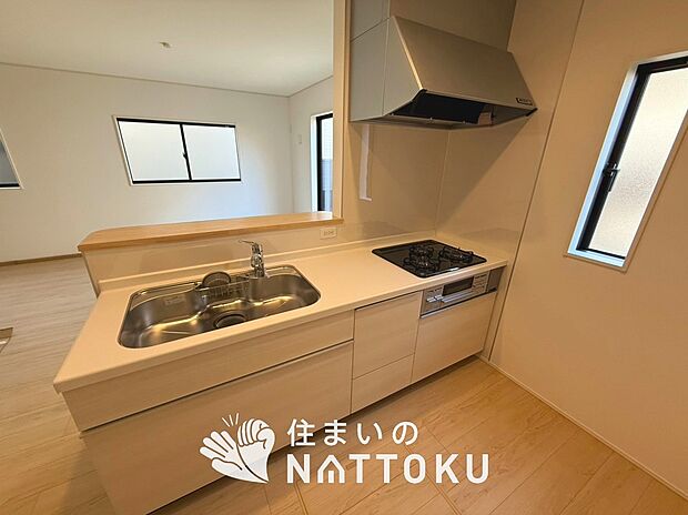 現地写真（キッチン）
収納たっぷりのシステムキッチン、浄水器付水栓を標準装備しています。
