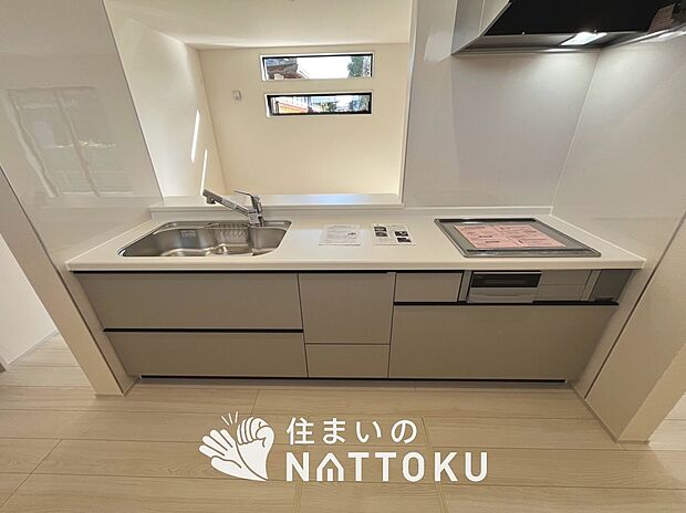 現地写真(キッチン)
収納たっぷりのシステムキッチン、浄水器付水栓を標準装備しています。