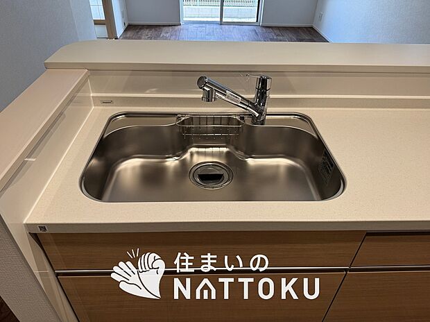 【浄水器内臓型ハンドシャワー付シンク】広々とした凸型シンクに洗剤ポケットを標準装備。すっきり収納できます。
また、蛇口の先端に浄水器を内蔵しているため場所をとりません。