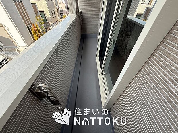 【バルコニー】奥行きが広く、洗濯物をゆったりと干せる十分な広さで、家族の洗濯も捗ります。