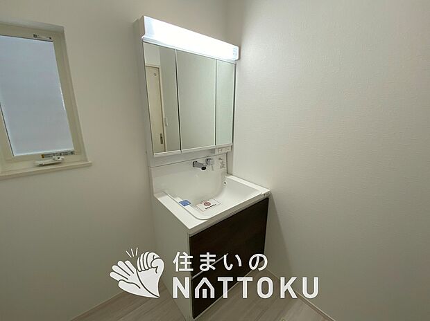 【洗面台・洗面所】鏡の両サイドは、必要なものを取出しやすく、大きな鏡面で朝の準備も快適。
使いやすいリフトアップ機能付きのシングルレバーシャワー水栓付です。