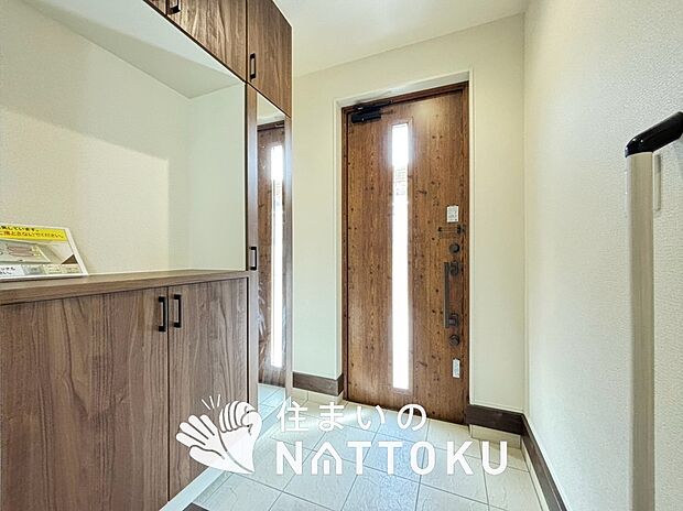 【現地写真(玄関)】玄関には、大型のシューズ収納を設置しています。