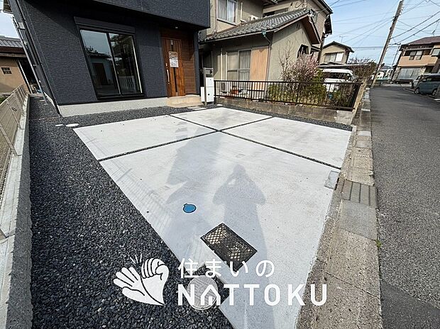 【現地写真(駐車場)】駐車スペースが広く、運転が苦手な方も安心です。