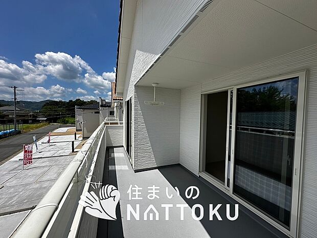 【バルコニー】奥行きが広く、洗濯物をゆったりと干せる十分な広さで、家族の洗濯も捗ります。