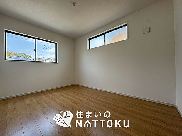 【現地写真（洋室）】木目の美しさを際立たせるシンプルデザインの建具を使用しています。