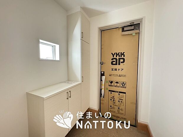 【現地写真（玄関）】玄関には、大型のシューズ収納を設置しています。