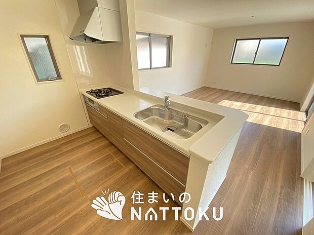 【現地写真(キッチン)】収納たっぷりのシステムキッチン、浄水器付水栓を標準装備しています。