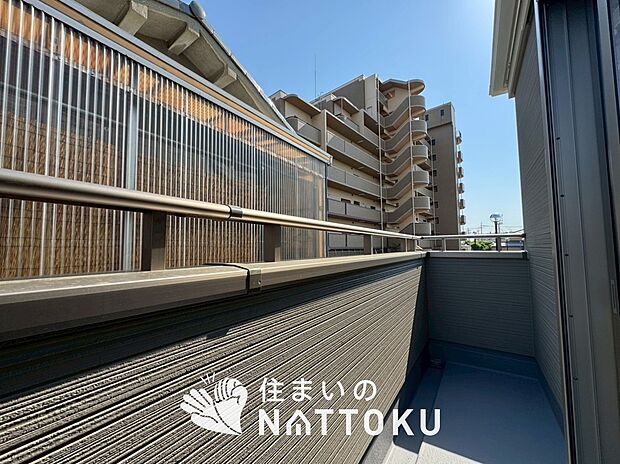 【バルコニー】奥行きが広く、洗濯物をゆったりと干せる十分な広さで、家族の洗濯も捗ります。