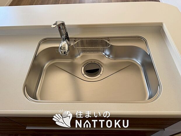 【浄水器内臓型ハンドシャワー付シンク】傷や汚れが付きにくい静音仕様の全面エンボス加工シンク。
また、蛇口の先端に浄水器を内蔵。浄水シャワーが使える毎分4リットルのたっぷり浄水。