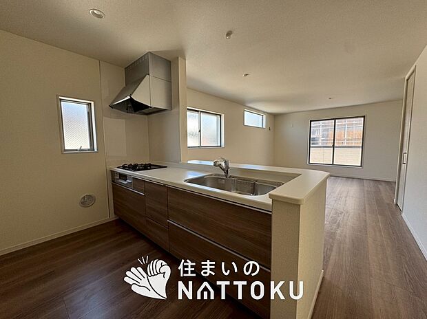 【現地写真(キッチン)】収納たっぷりのシステムキッチン、浄水器付水栓を標準装備しています。