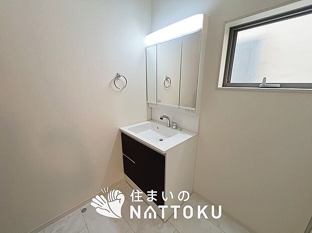 【洗面台・洗面所】鏡の両サイドは、必要なものを取出しやすく、大きな鏡面で朝の準備も快適。
使いやすいリフトアップ機能付きのシングルレバーシャワー水栓付です。