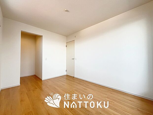 【現地写真(洋室)】木目の美しさを際立たせるシンプルデザインの建具を使用しています。