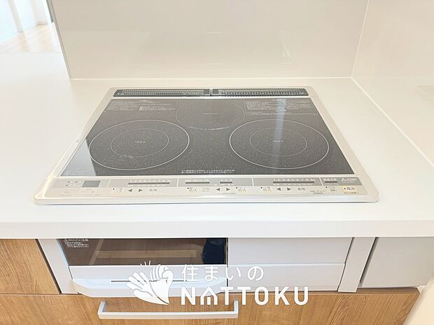 【ビルトインコンロ】フラットな構造で清掃性が高く、過熱防止センサー付3口タイプで日頃の家事も快適です。