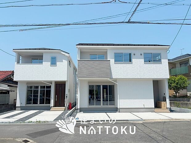 【現地写真(街並み)】雨で汚れを落とし、耐久性・耐候性に優れた外壁を使用しています。