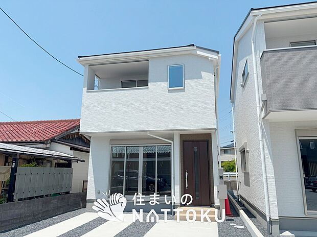 【現地写真(外観)【1号地】】軽くて火災に強い屋根材を採用し、地震時の建物への負担や揺れを軽減しています。