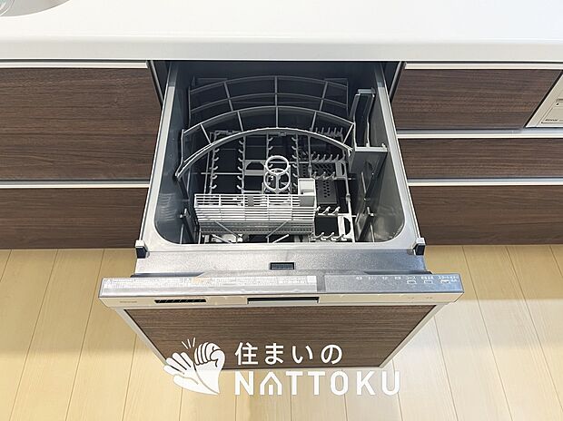 【食器洗い乾燥機】食後の時間にゆとりを与えてくれる食器洗い乾燥機。
操作ボタンも上面にあるので、腰をかがめずに操作ができラクラクです。