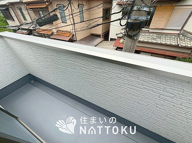 【バルコニー】奥行きが広く、洗濯物をゆったりと干せる十分な広さで、家族の洗濯も捗ります。