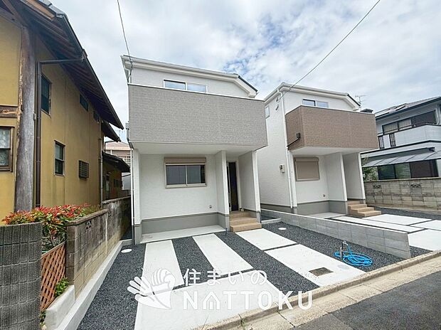 【現地写真(街並み)】雨で汚れを落とし、耐久性・耐候性に優れた外壁を使用しています。