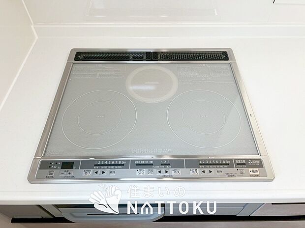【ビルトインコンロ】フラットな構造で清掃性が高く、過熱防止センサー付3口タイプで日頃の家事も快適です。