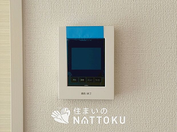 【TVモニター付インターホン】来訪者を画像と音声で確認できる、防犯性に優れた安心のシステム。
スッキリしたデザインで、誰でも簡単に操作できます。