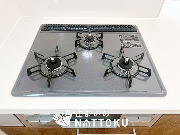 【ビルトインコンロ】ビルトインコンロ
フラットな構造で清掃性が高く、過熱防止センサー付3口タイプで日頃の家事も快適です。