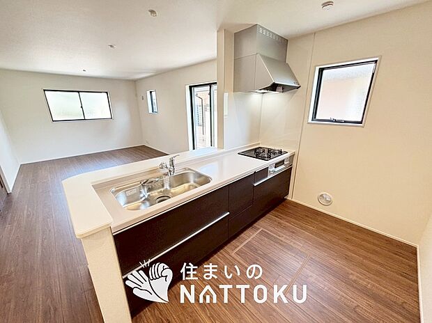 【現地写真(キッチン)】収納たっぷりのシステムキッチン、浄水器付水栓を標準装備しています。