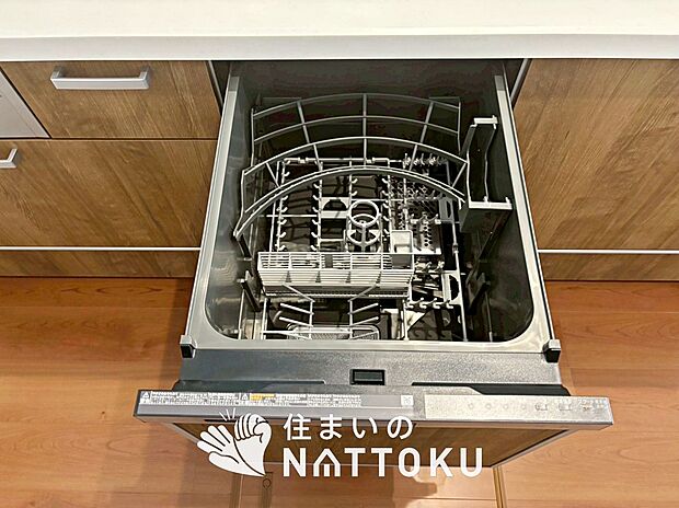 【食器洗い乾燥機】食後の時間にゆとりを与えてくれる食器洗い乾燥機。
操作ボタンも上面にあるので、腰をかがめずに操作ができラクラクです。