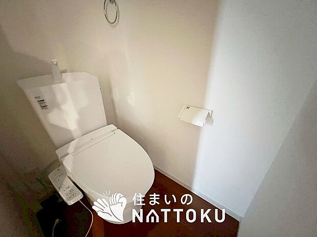 【トイレ】汚れてもサッとひと拭きでお手入れ簡単、エコ仕様の温水洗浄便座付きのトイレです。
バリアフリーにも配慮しています。